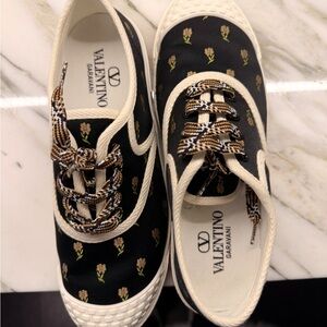 Valentino Garavani “Bay By Bay” floral low-top sneakers. Black and cream color.